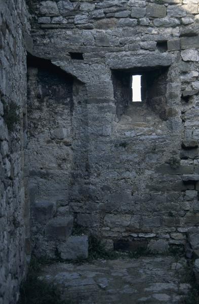 Départ de l'escalier conduisant au chemin de ronde.