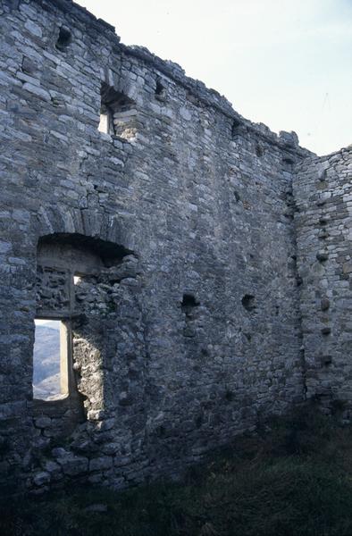 Façade ouest, croisée vue depuis l'intérieur.