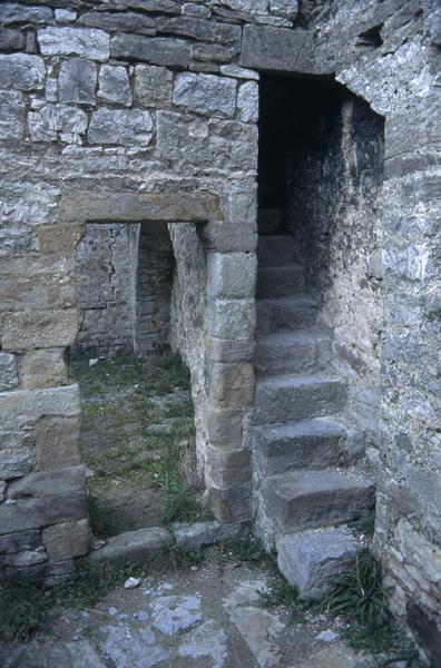 Escalier conduisant au chemin de ronde.