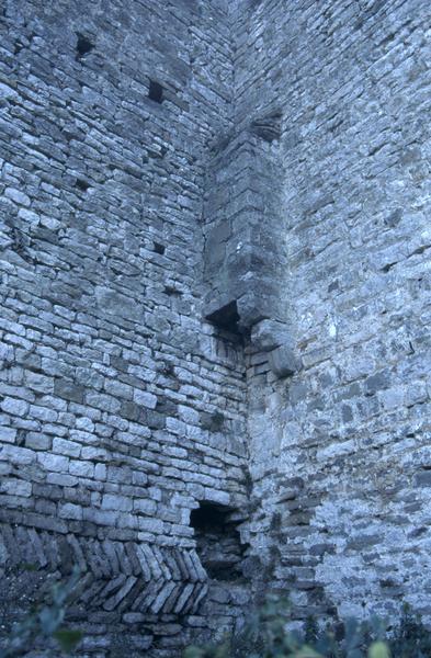 Donjon, façade est et nord, latrines.