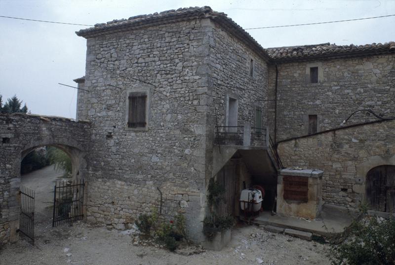 Cour intérieure, angle nord-ouest.