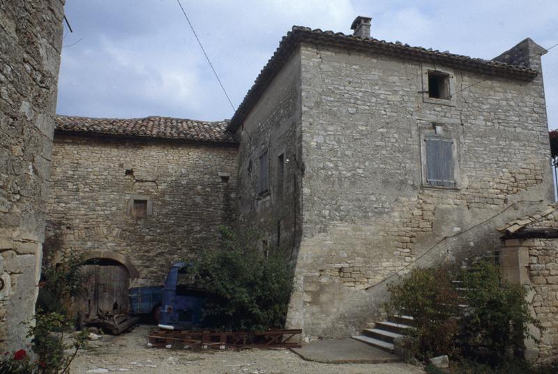 Cour intérieure, vue depuis le portail, angle sud-est.