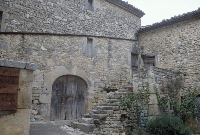 Cour intérieure, angle nord-est, sur la gauche la citerne et le puits.