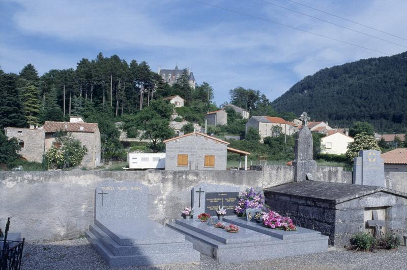 Vue éloignée depuis le cimetière.