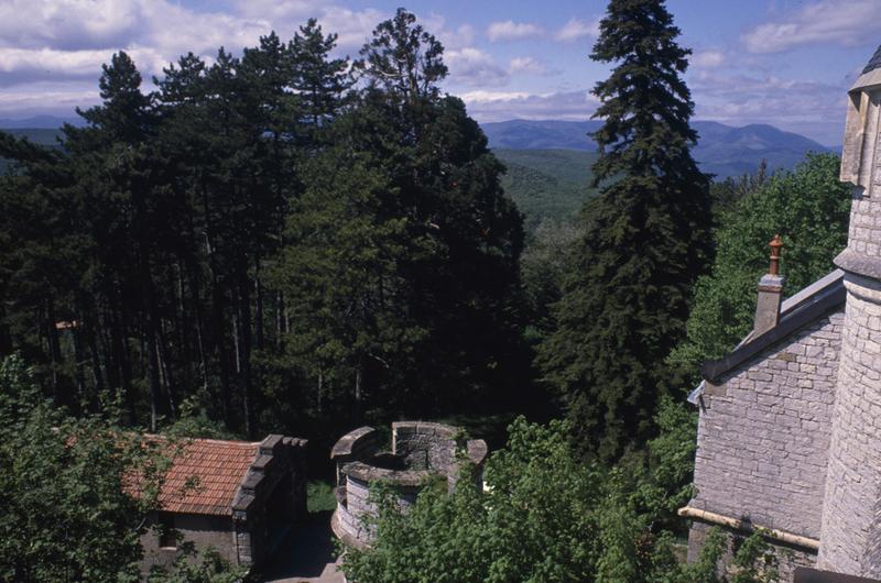 Tour de l'entrée et garages.