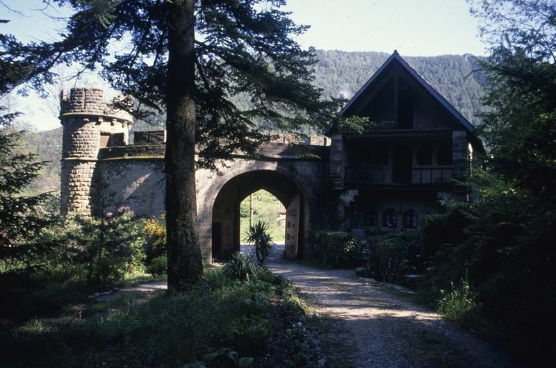 Corps d'entrée et logement du concierge.