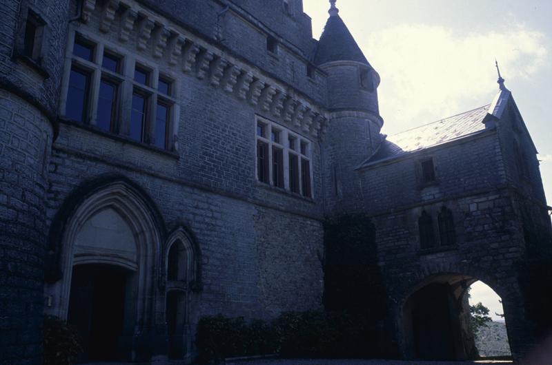 Façade nord : entrée et porche.