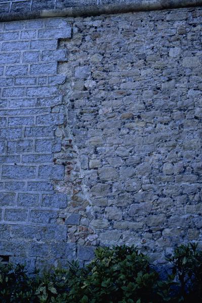 Détail du mur à droite de la porte d'entrée.