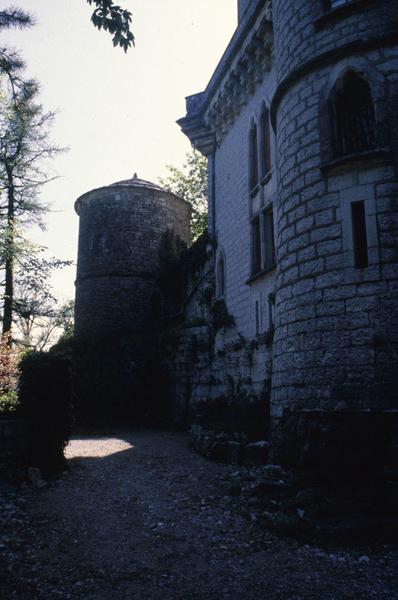 Façade est, tour ancienne située au sud-est.