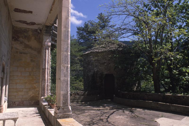 Cour et tour ancienne située au sud-est.