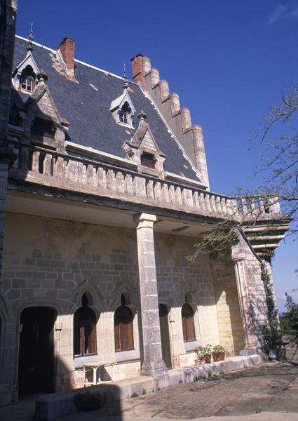 Cour et pignon est, galerie récente.