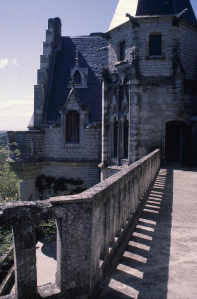 Galerie sur cour et tour d'escalier.