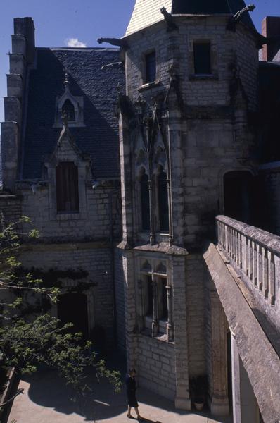 Tour d'escalier et galerie.