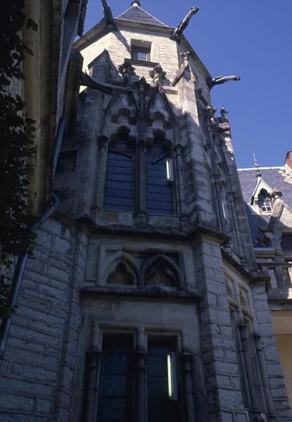 Tour d'escalier, vue de la cour.