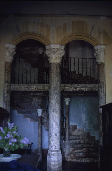 Escalier, vue depuis le vestibule.