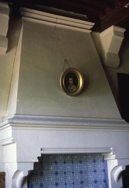 1er niveau, salle à manger au-dessus du vestibule, manteau de la cheminée.