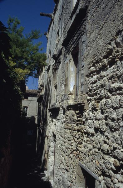 Façade, mairie au fond.