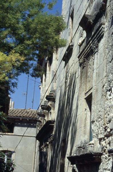 Façade, mairie au fond.