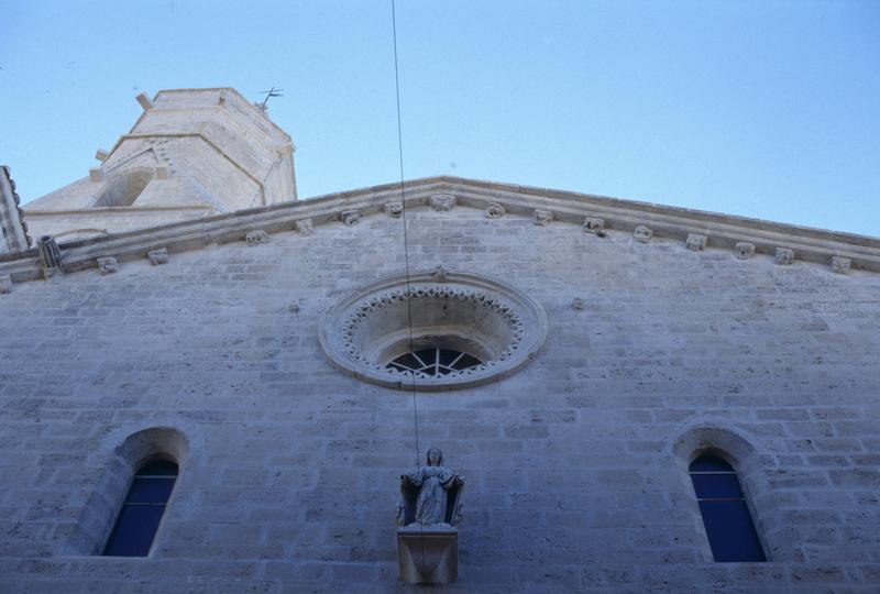 Façade, oculus.