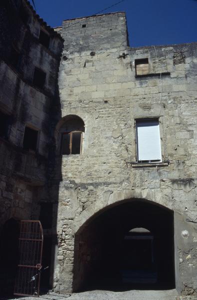 Cour intérieure, entrée.