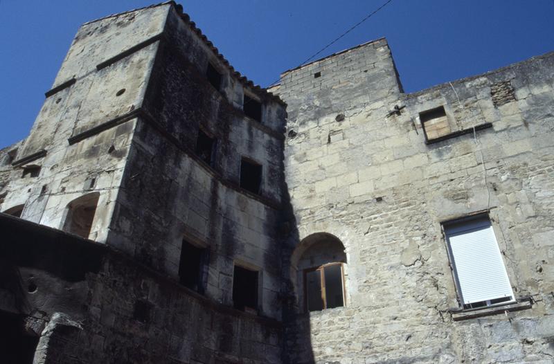 Cour intérieure, escalier angle sud-est.