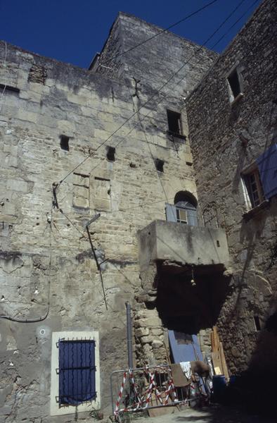 Cour intérieure, angle sud-ouest.