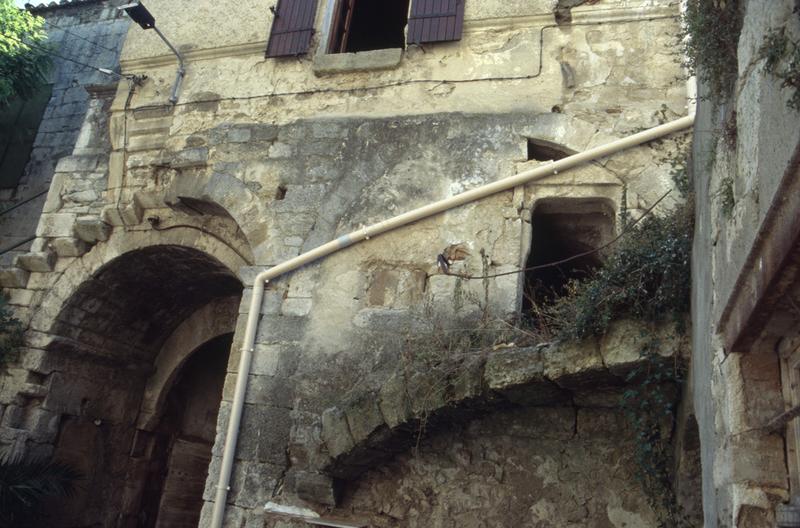 Cour intérieure, mur est.