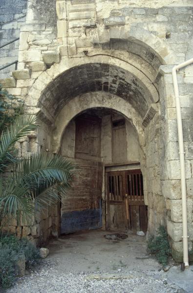 Cour intérieure, mur est, face à l'entrée.