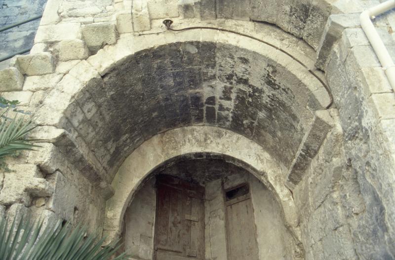 Cour intérieure, mur est, face à l'entrée.