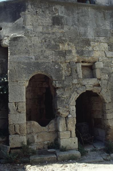 Escalier et puits sur la gauche.