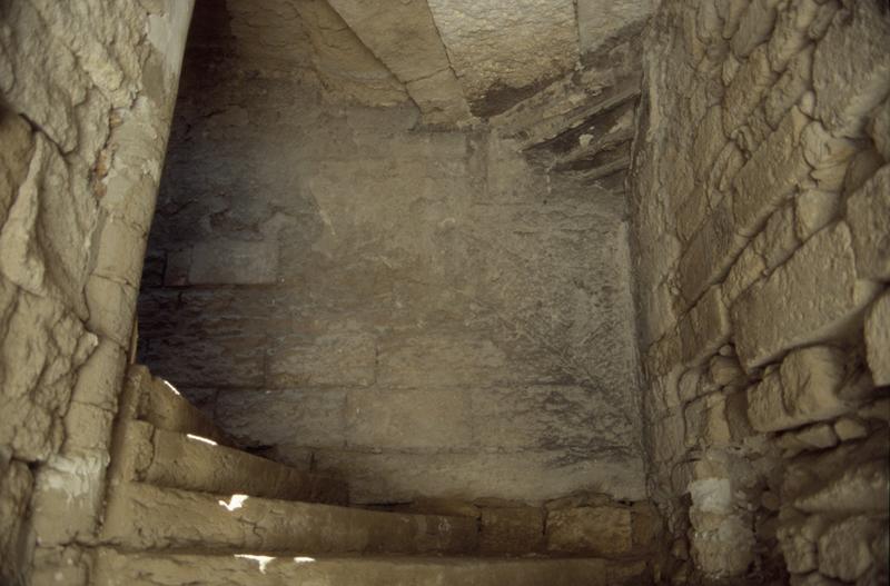 Escalier en vis dans l'angle sud-est de la cour intérieure.