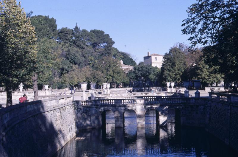 Vue vers le pavillon d'entrée.