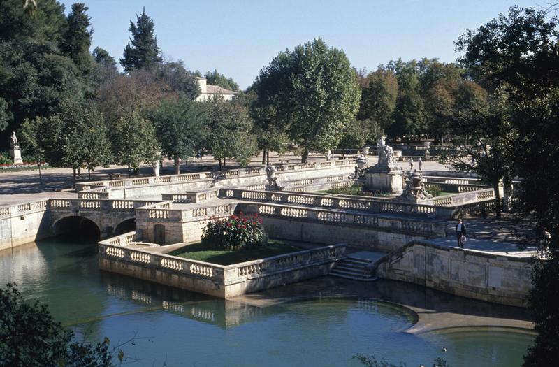 Vue générale depuis le bassin de la source.