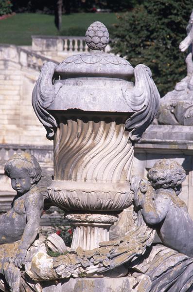 Sculptures par Larchevêque, 1750-1753 : vase.