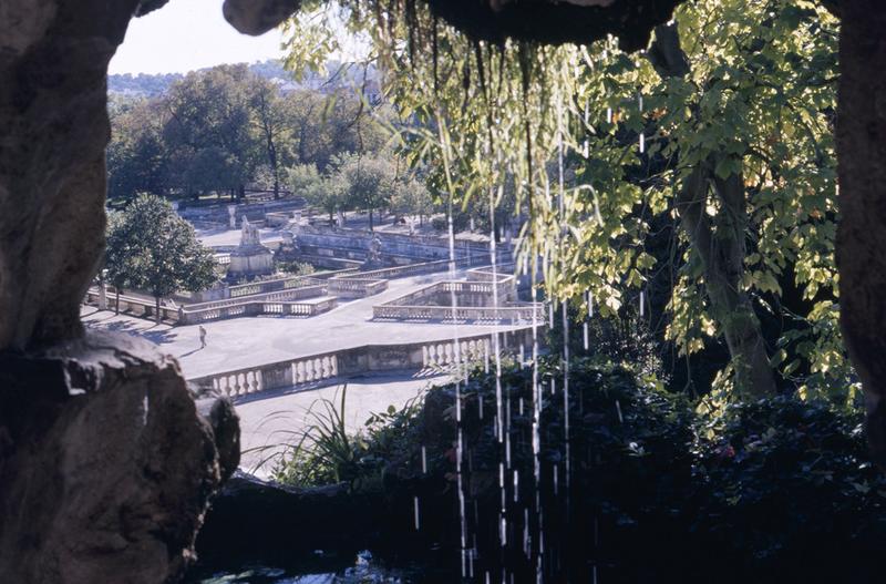 Vue depuis la fontaine située à l'ouest du théâtre enfoui.