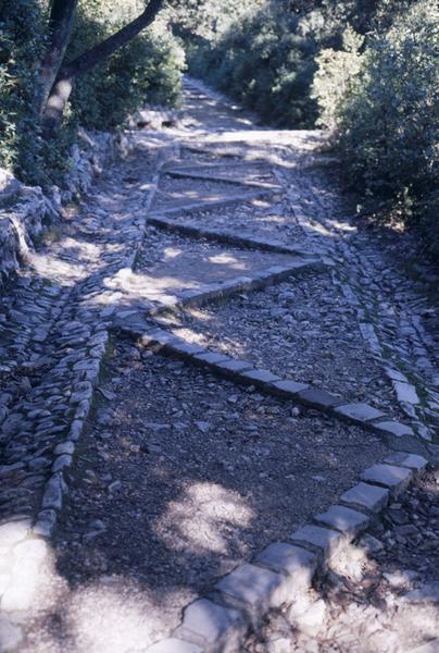 Mont Cavalier, allées caladées.