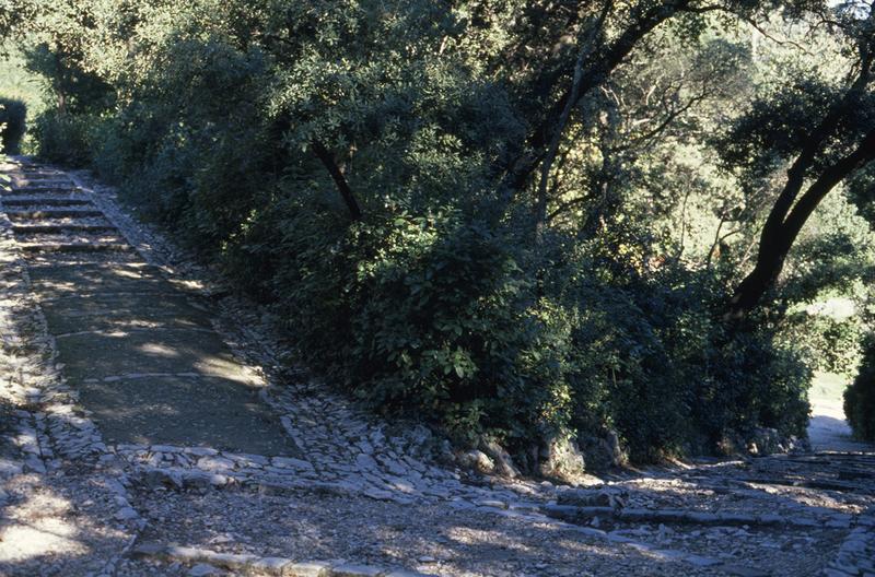 Mont Cavalier, allées caladées.