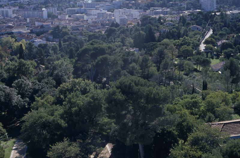 Vue des terrasses du XXe s. côté route d'Alès.