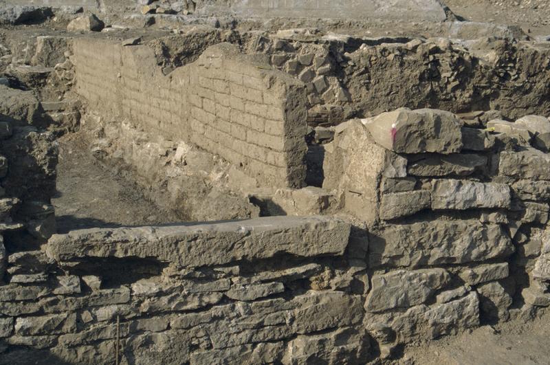 Parcelle 307, fouilles archéologiques : maison, mur en adobe.