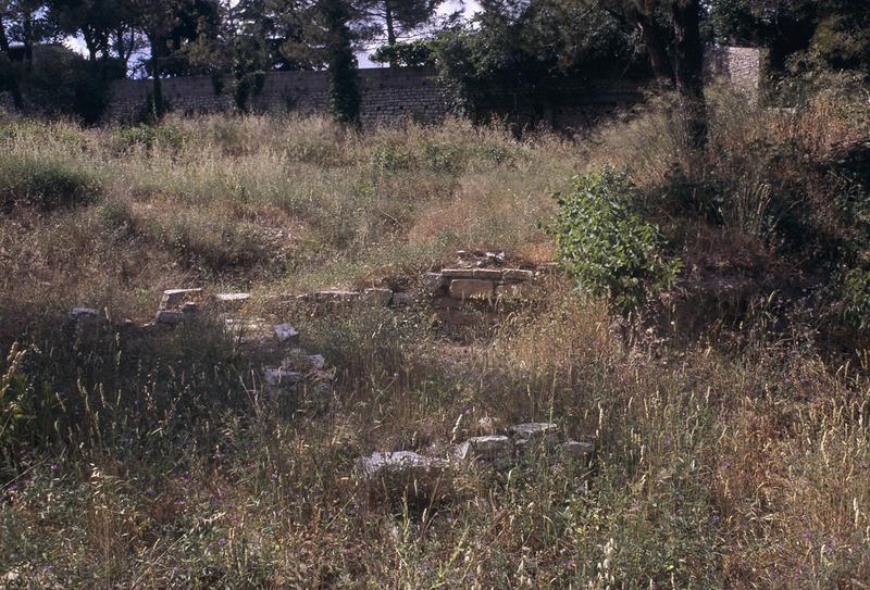 Parcelle 307, fouilles archéologiques au premier plan et mur de clotûre au fond.