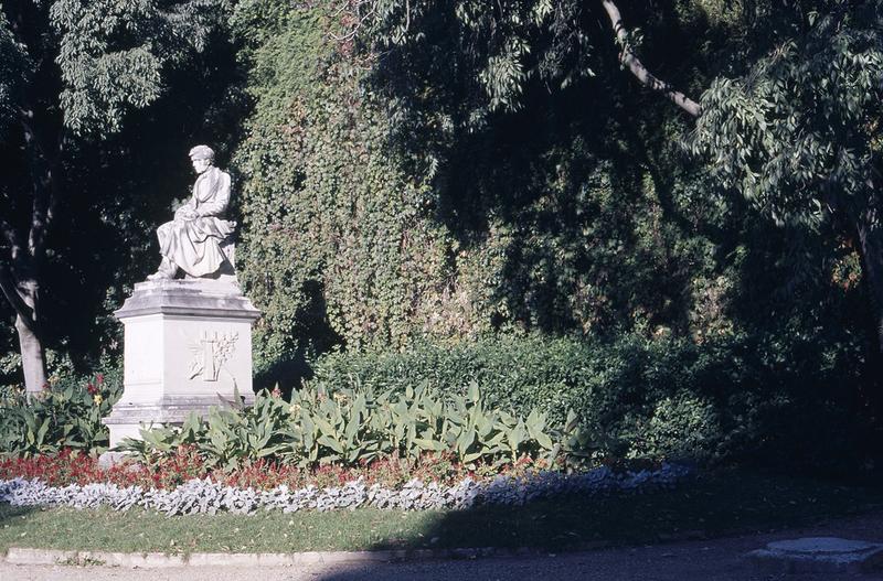 Statue de Jean Reboul par Auguste Bosc, 1876 ; en bas à droite, base de la grande colonnade.