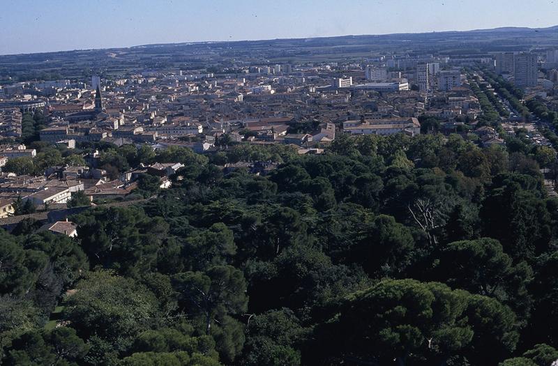 Allées Jean Jaurès et arènes, vue depuis la Tour Magne.