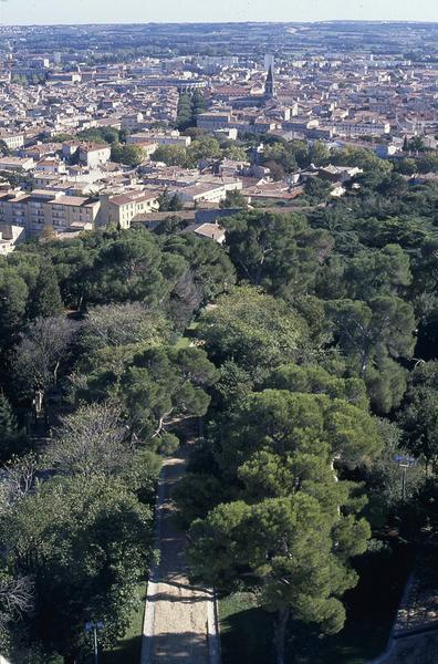 Arènes et église Saint-Paul, vue depuis la Tour Magne.