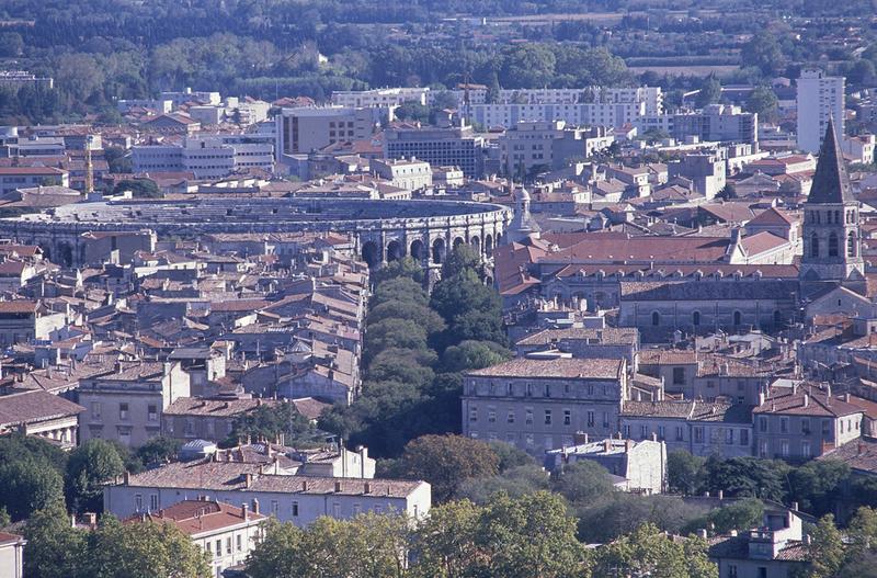 Arènes et église Saint-Paul, vue depuis la Tour Magne.