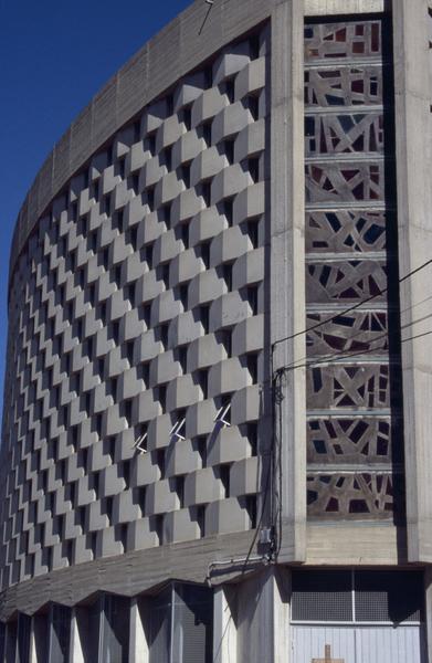 Panneau de verre et détail des blocs de béton formant la structure.