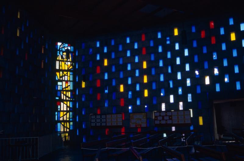 Eglise, vue générale de l'intérieur, à gauche l'escalier, à droite le baptistère.