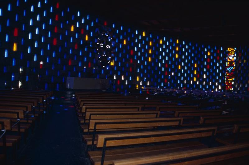 Eglise, intérieur, vue vers l'autel.