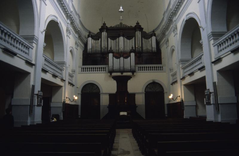 Vue vers l'orgue et la chaire pastorale.