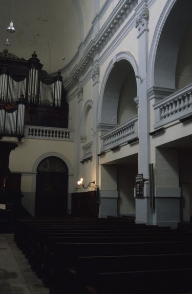 Vue vers l'orgue et la chaire pastorale.