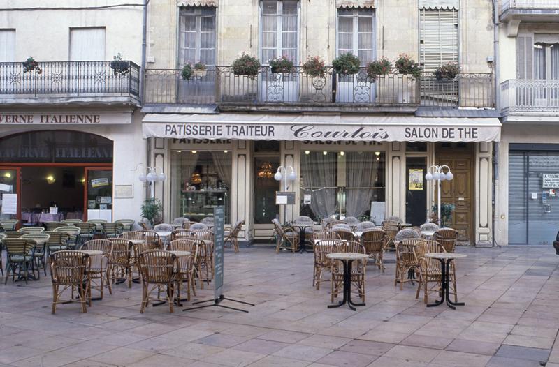 Façade et terrasse.